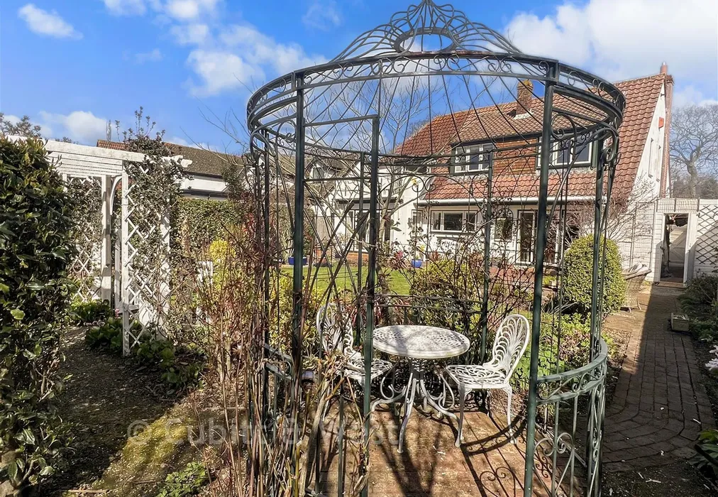 Garden Feature - Bacon Lane, Hayling Island, Hampshire - Wards of Kent