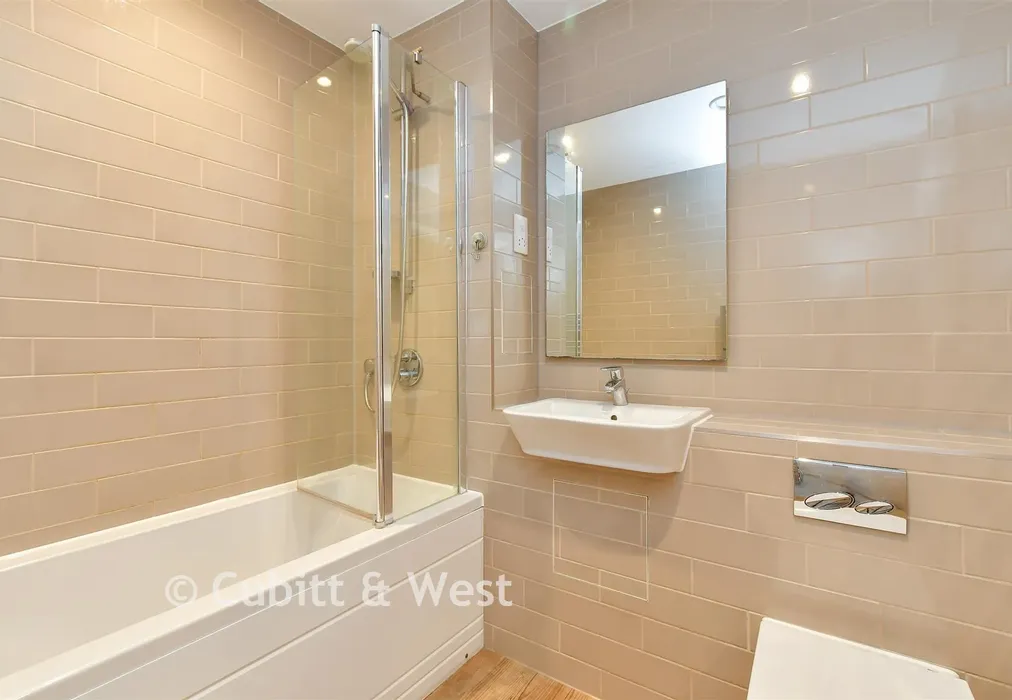 Bathroom - Davigdor Road, Hove, East Sussex - Wards of Kent