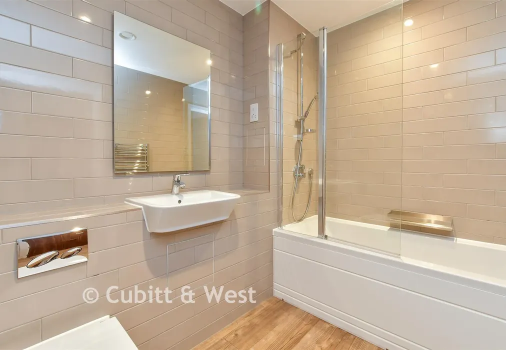 Bathroom - Davigdor Road, Hove, East Sussex - Wards of Kent
