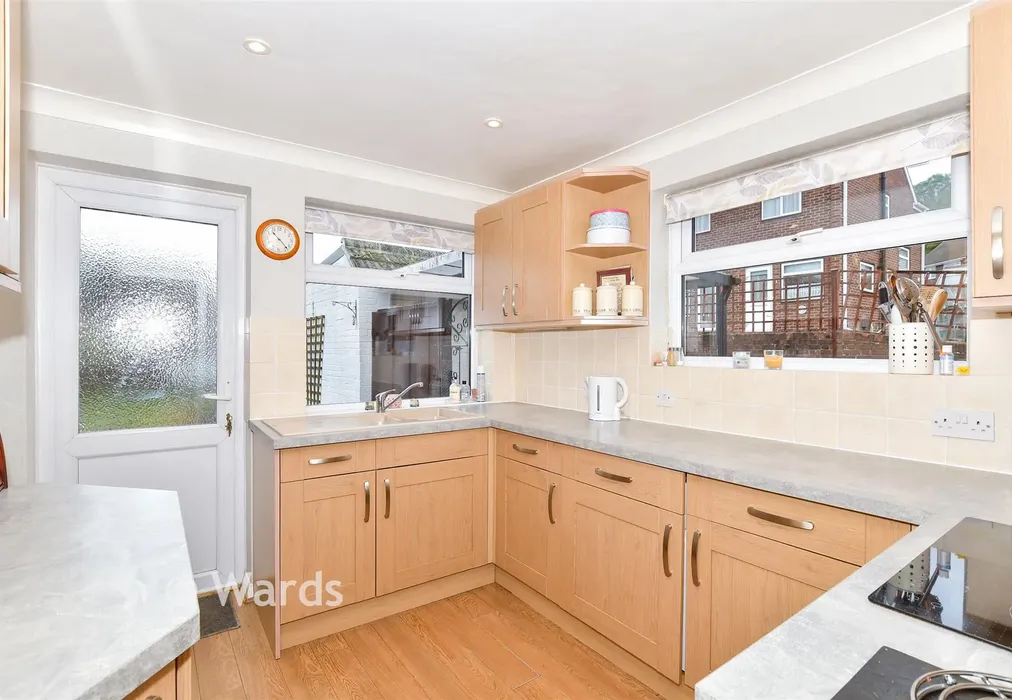 Kitchen - Blackthorn Drive, Larkfield, Aylesford, Kent - Wards of Kent