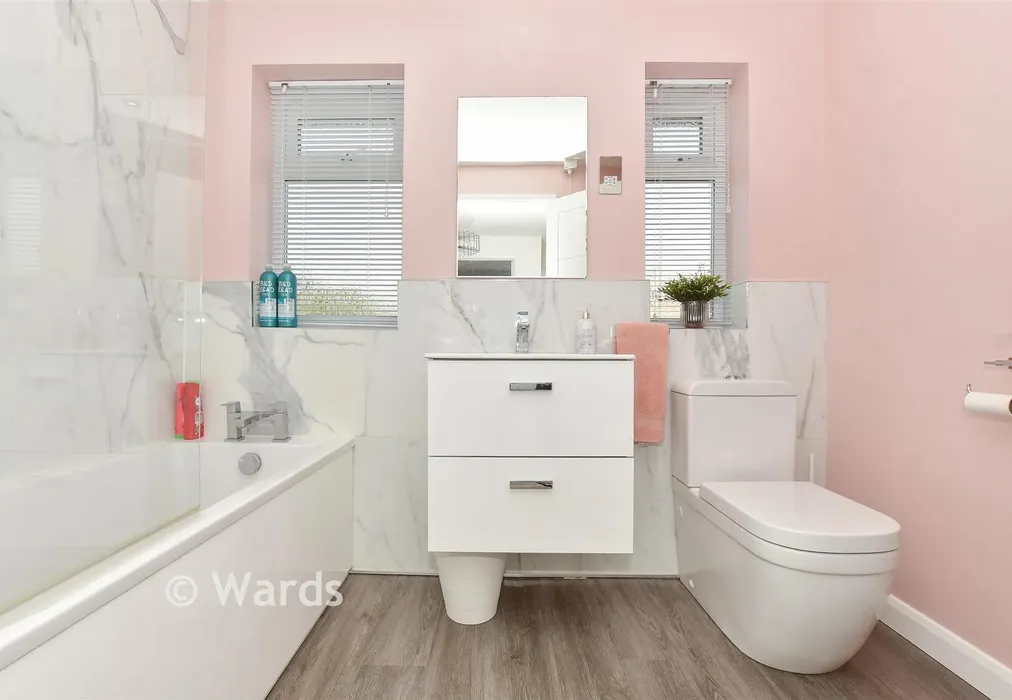 Bathroom - Dover Road, Deal, Kent - Wards of Kent