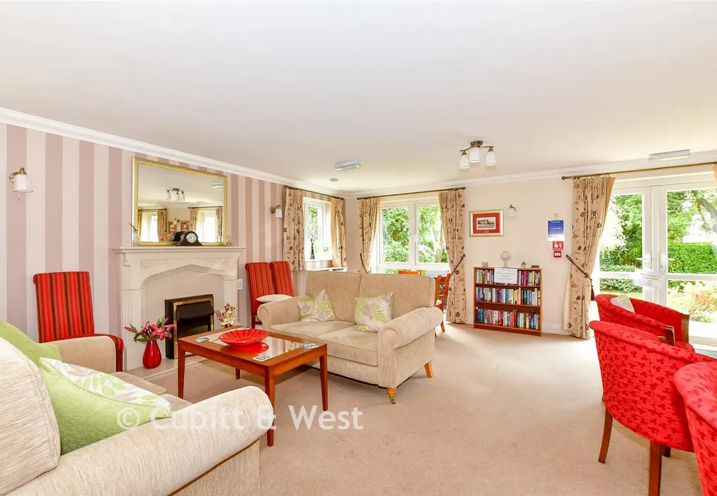 Internal Lifestyle Photograph - London Road, Cowplain, Waterlooville, Hampshire - Wards of Kent
