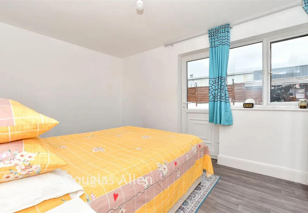 Annex Bedroom - Forest Road, Ilford, Essex - Wards of Kent