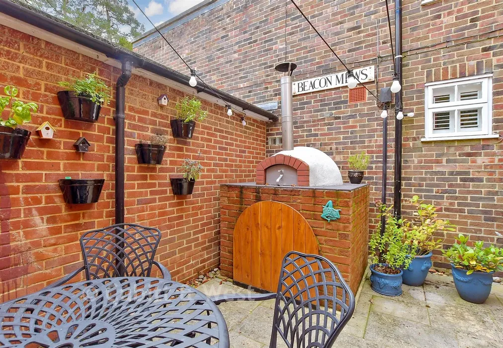 Side Garden - High Street, Dormansland, Surrey - Wards of Kent