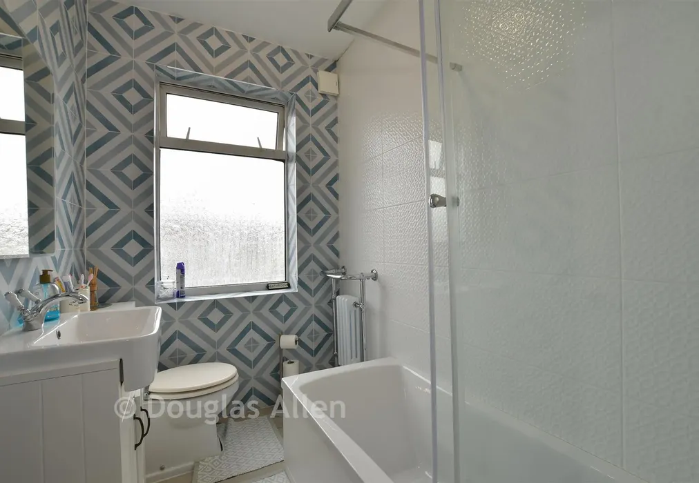 Bathroom - Flempton Road, Leyton - Wards of Kent