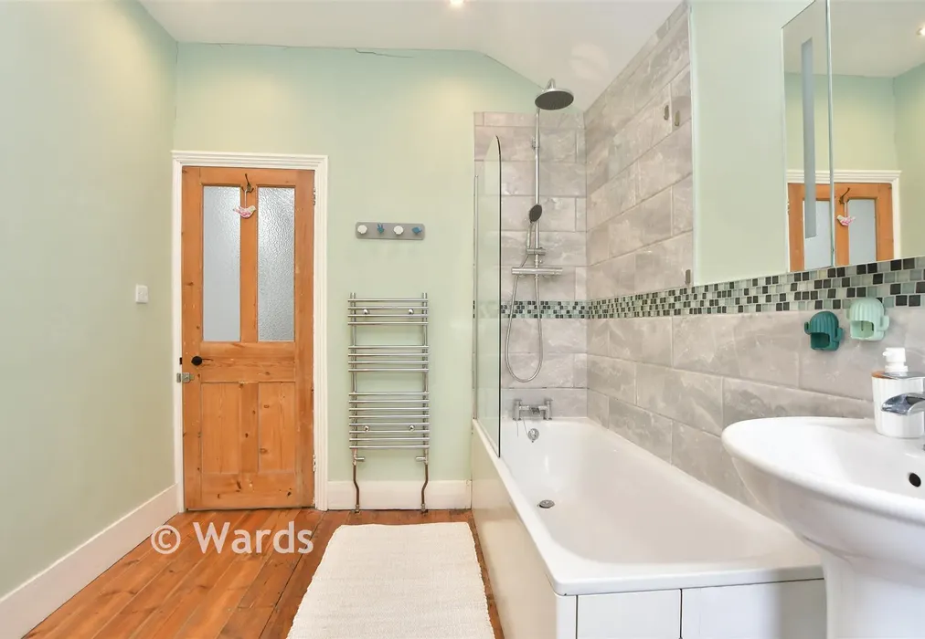 Bathroom - Rochester Avenue, Rochester, Medway - Wards of Kent