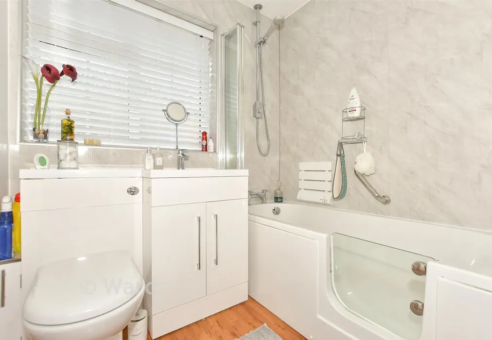 Bathroom - Nursery Fields, Hythe, Kent - Wards of Kent