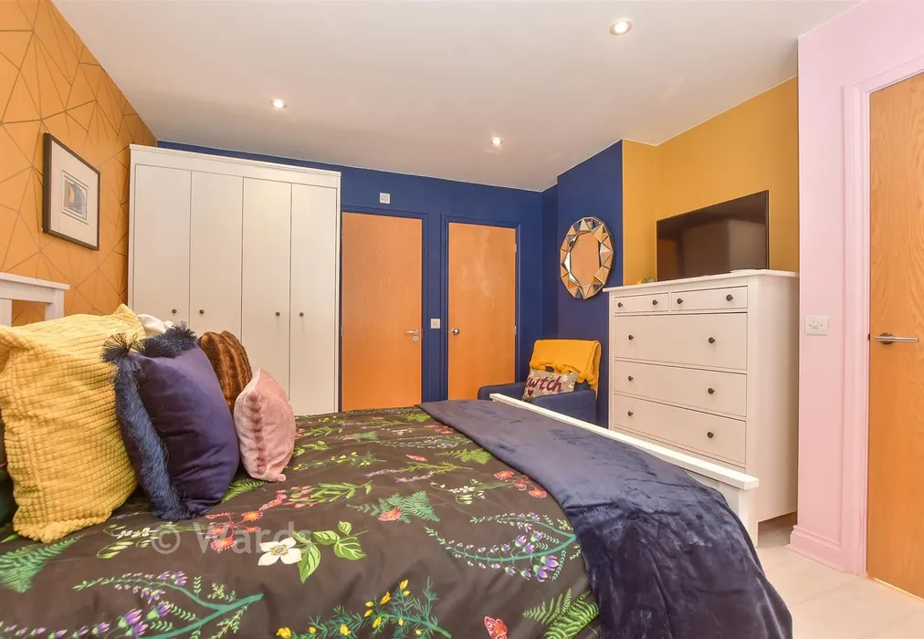 Bedroom 1 - Laxton Walk, Kings Hill, West Malling, Kent - Wards of Kent