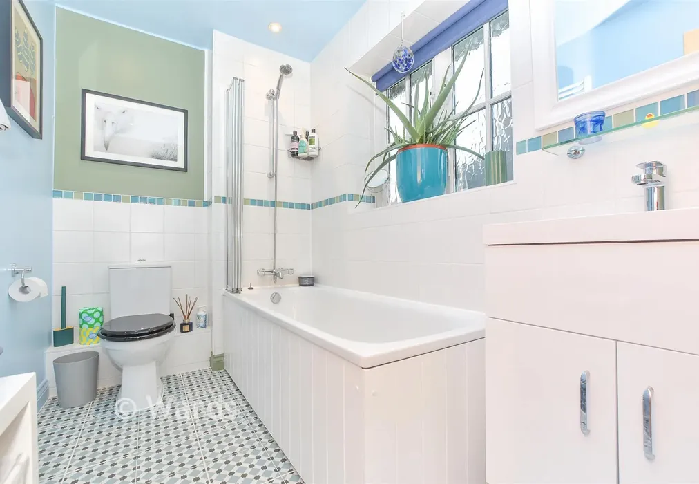 Bathroom - Laxton Walk, Kings Hill, West Malling, Kent - Wards of Kent