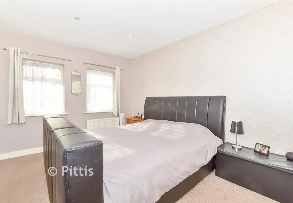 Bedroom 1 - Granville Rise, Totland Bay, Isle of Wight - Wards of Kent