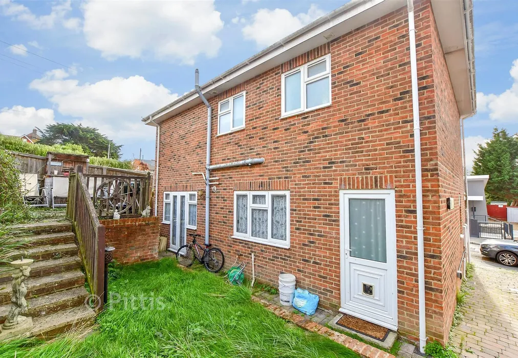 Rear Garden - Granville Rise, Totland Bay, Isle of Wight - Wards of Kent