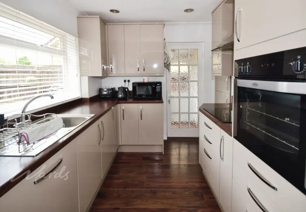 wainscott kitchen - Wainscott Road Wainscott ME2 - Wards of Kent