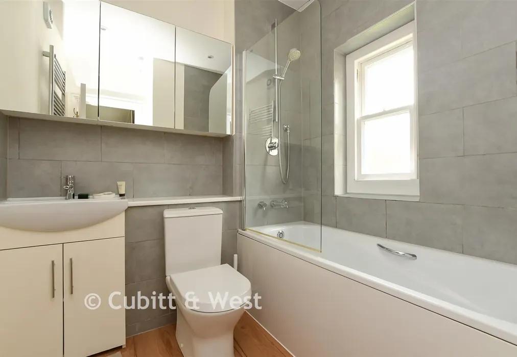 En-Suite Bathroom - Royal Earlswood Park, Redhill, Surrey - Wards of Kent