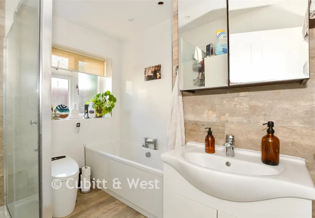 Bathroom - Briarcroft Road, Woodingdean, Brighton, East Sussex - Wards of Kent