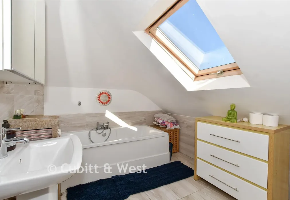 Bathroom - Briarcroft Road, Woodingdean, Brighton, East Sussex - Wards of Kent