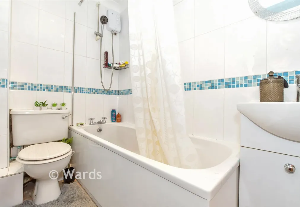 Bathroom - Mountfield Road, New Romney, Kent - Wards of Kent