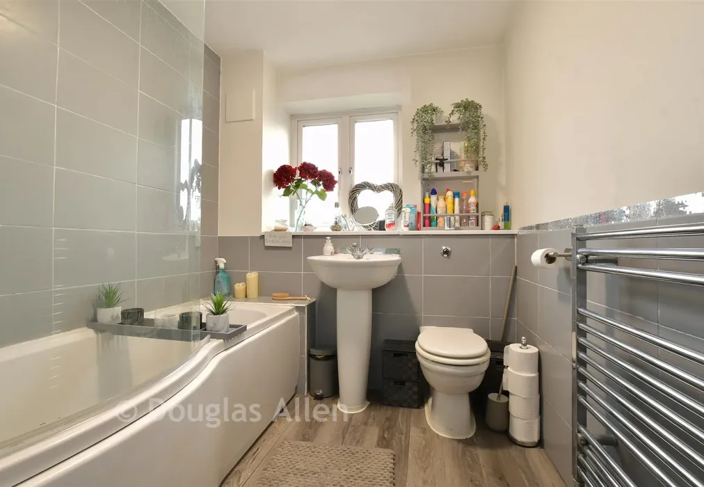 Bathroom - Lower Southend Road, Wickford, Essex - Wards of Kent