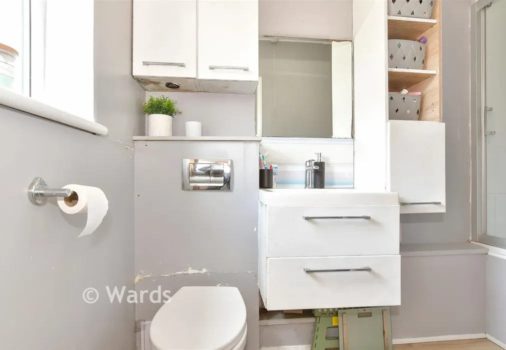 Bathroom - Cavour Road, Faversham, Kent - Wards of Kent