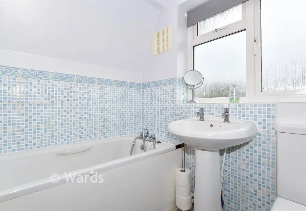 Bathroom - Bonnington Road, Bilsington, Ashford, Kent - Wards of Kent