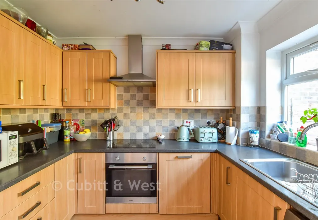 Kitchen - Oakmede Way, Ringmer, East Sussex - Wards of Kent