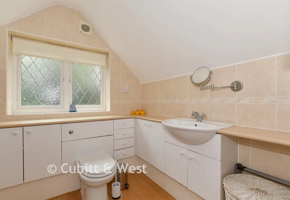 Bathroom - Holtye Road, East Grinstead, West Sussex - Wards of Kent