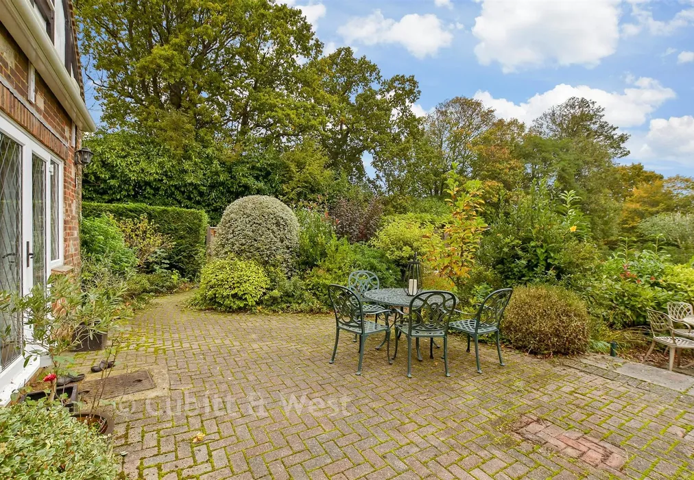 Side Garden - Holtye Road, East Grinstead, West Sussex - Wards of Kent