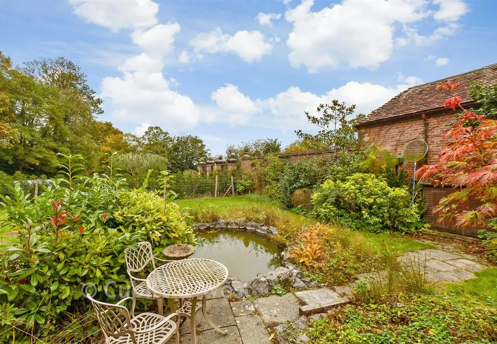 Side Garden - Holtye Road, East Grinstead, West Sussex - Wards of Kent