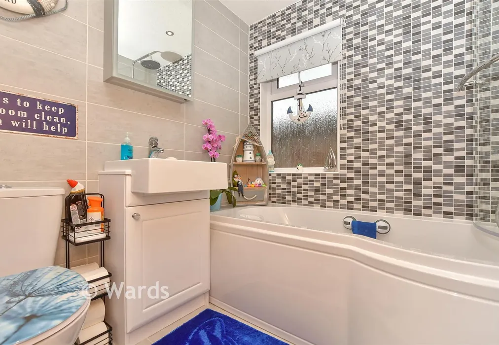 Bathroom - Wateringbury Road, East Malling, Kent - Wards of Kent