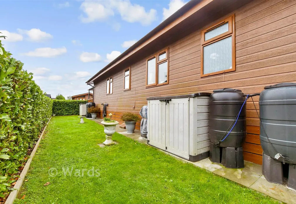 Side Garden - Wateringbury Road, East Malling, Kent - Wards of Kent