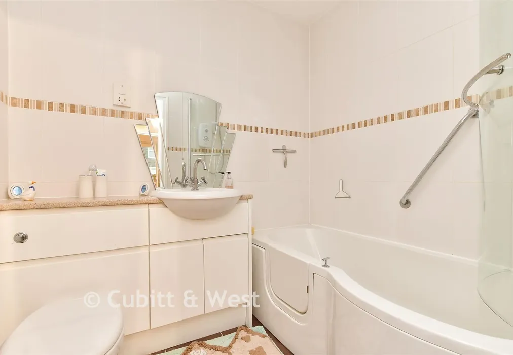 Bathroom - West Parade, Worthing, West Sussex - Wards of Kent