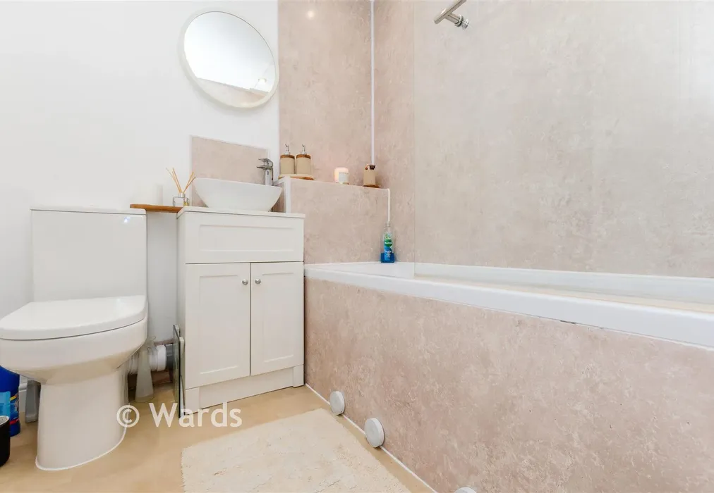 Bathroom - Hayes Road, St. James Park, Greenhithe, Kent - Wards of Kent