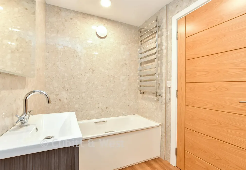 Bathroom - Lowther Road, Brighton, East Sussex - Wards of Kent