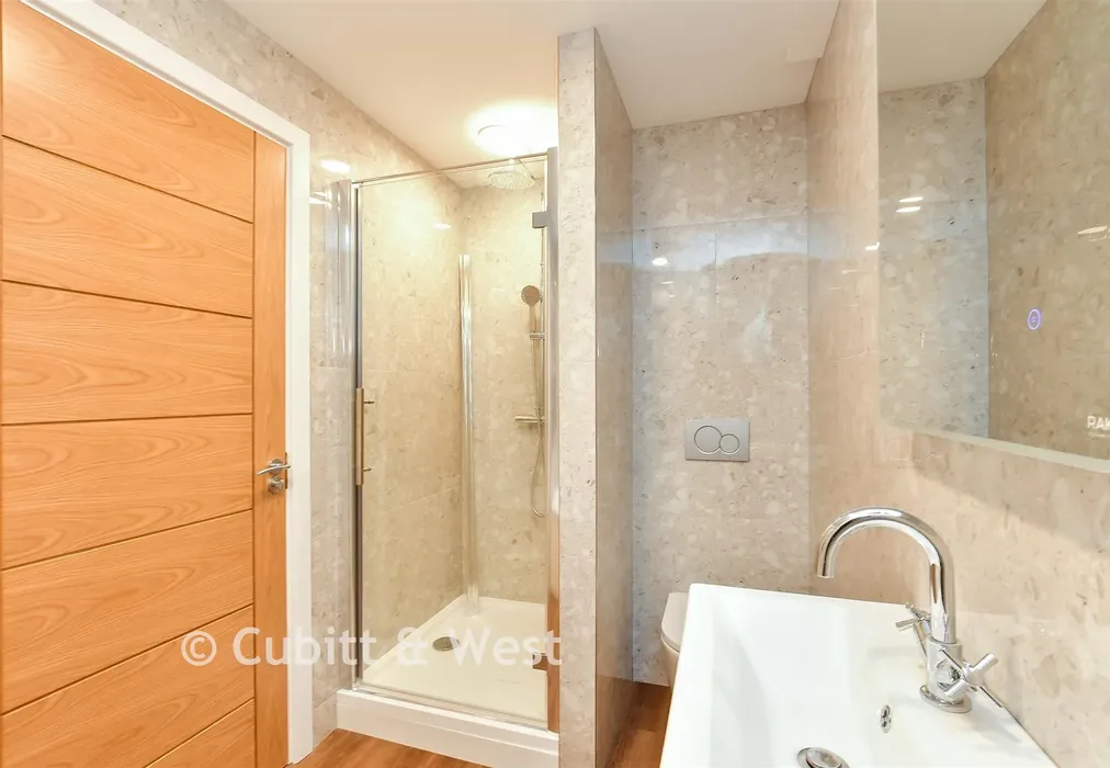 Bathroom - Lowther Road, Brighton, East Sussex - Wards of Kent