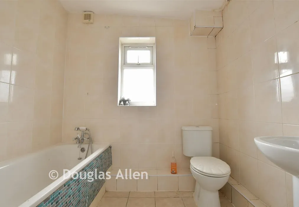 Bathroom - Westwood Road, Ilford, Essex - Wards of Kent