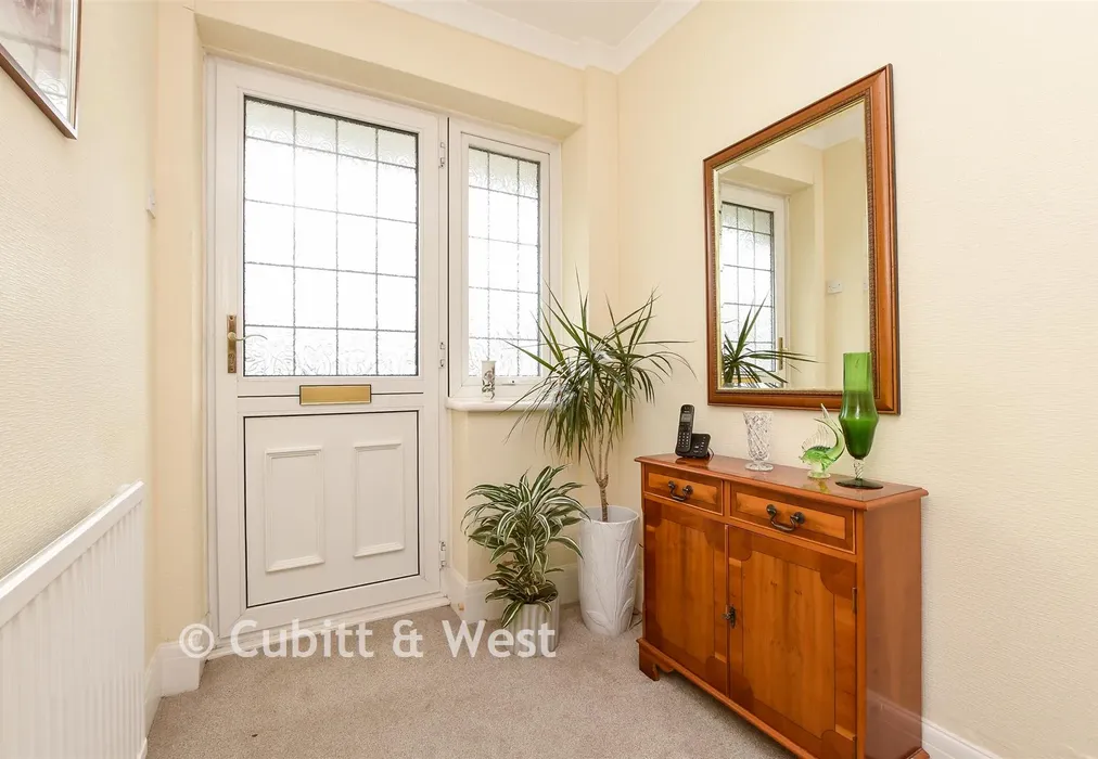 Entrance Hall - Shirley Avenue, Redhill, Surrey - Wards of Kent