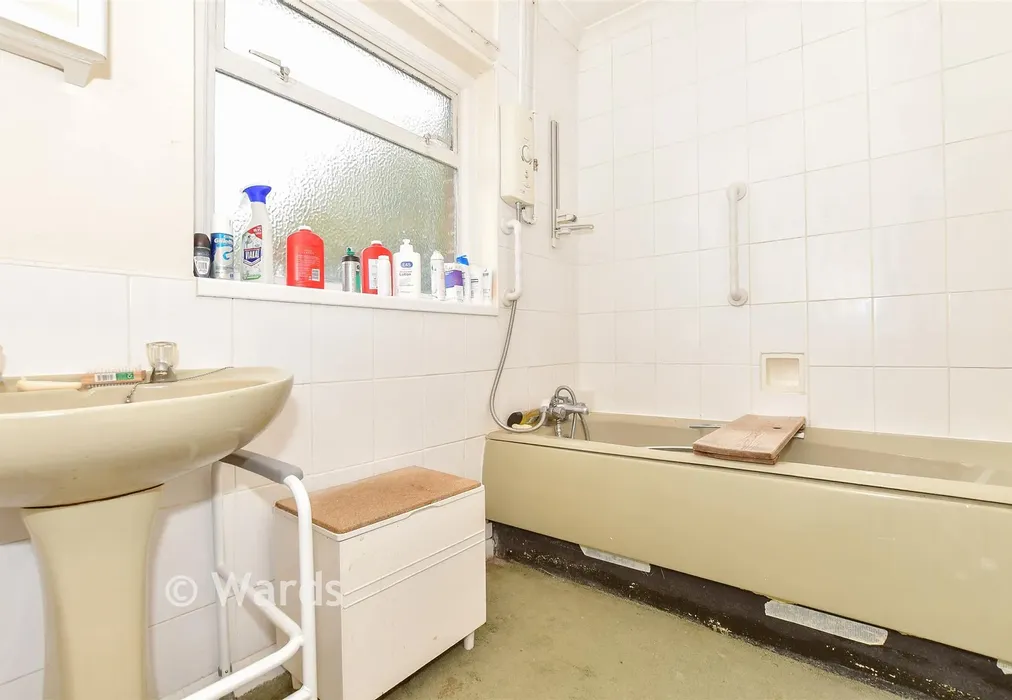 Bathroom - Brook Street, Tonbridge, Kent - Wards of Kent