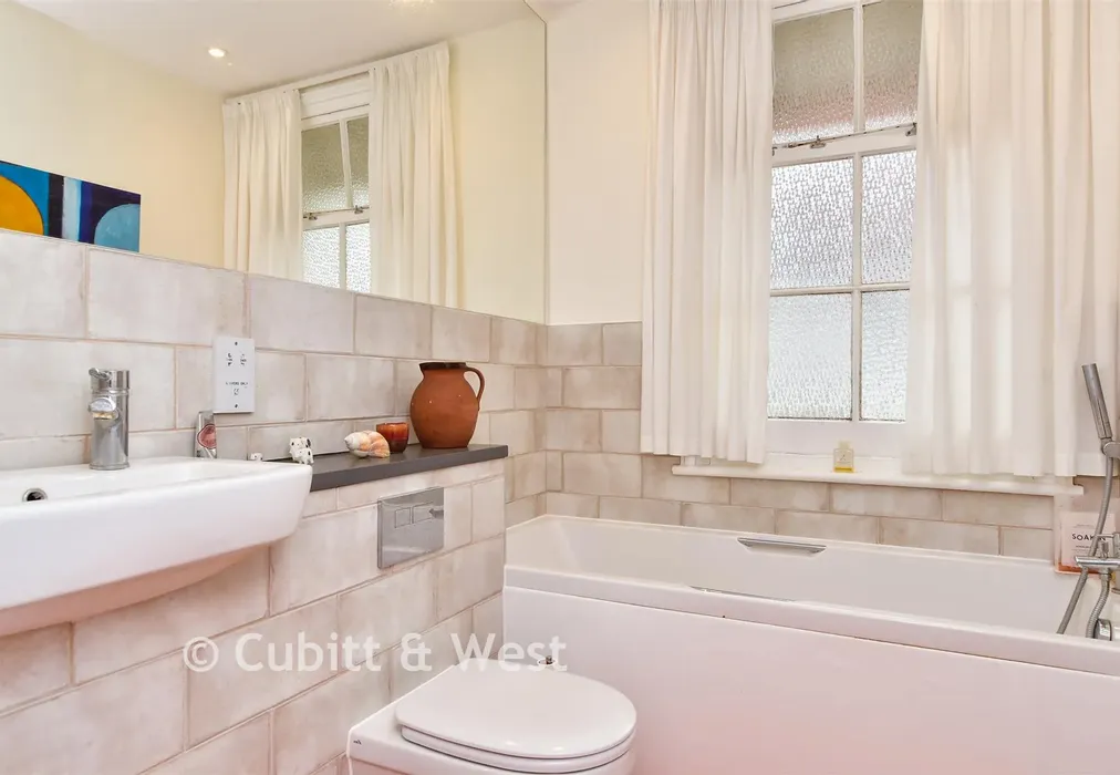 Bathroom - The Avenue, Lewes, East Sussex - Wards of Kent