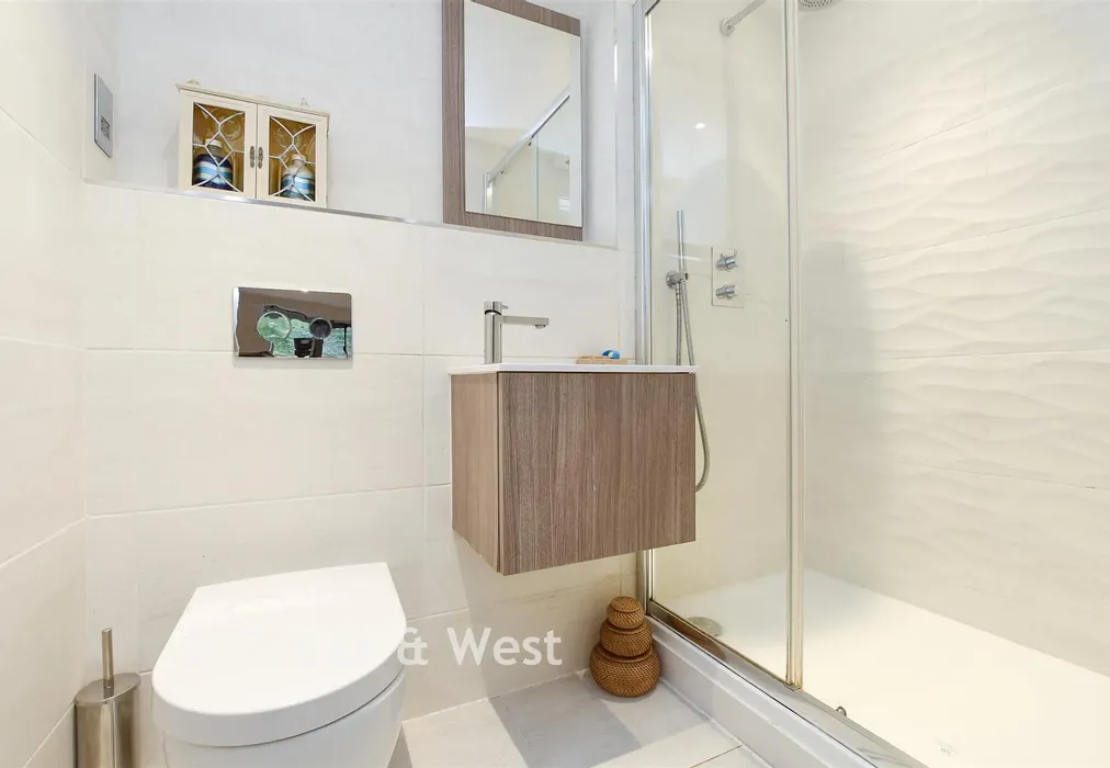 En-Suite Shower Room - Croydon Road, Caterham, Surrey - Wards of Kent