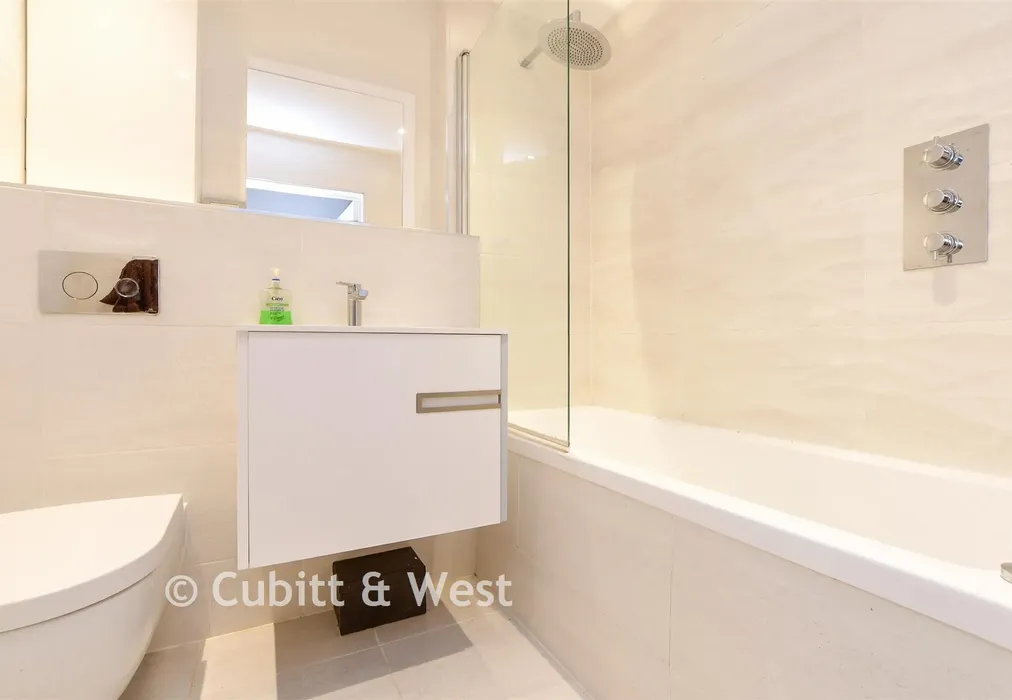 Bathroom - Croydon Road, Caterham, Surrey - Wards of Kent