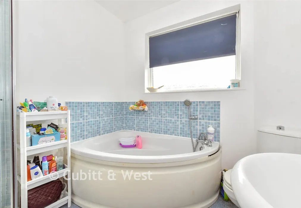 Bathroom - Knox Road, Havant, Hampshire - Wards of Kent