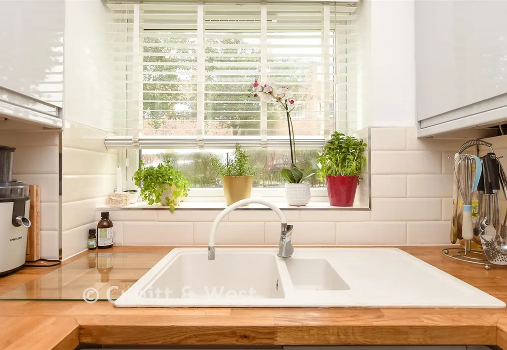 Internal Lifestyle Photograph - Woodlands Road, Redhill, Surrey - Wards of Kent