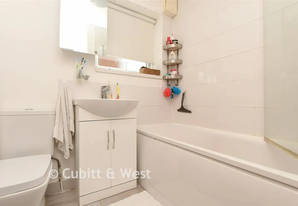 Bathroom - Woodlands Road, Redhill, Surrey - Wards of Kent