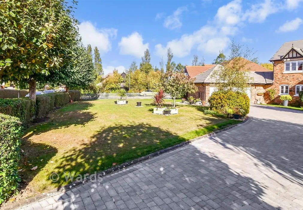 Front Garden - Court Tree Drive, Eastchurch, Sheerness, Kent - Wards of Kent