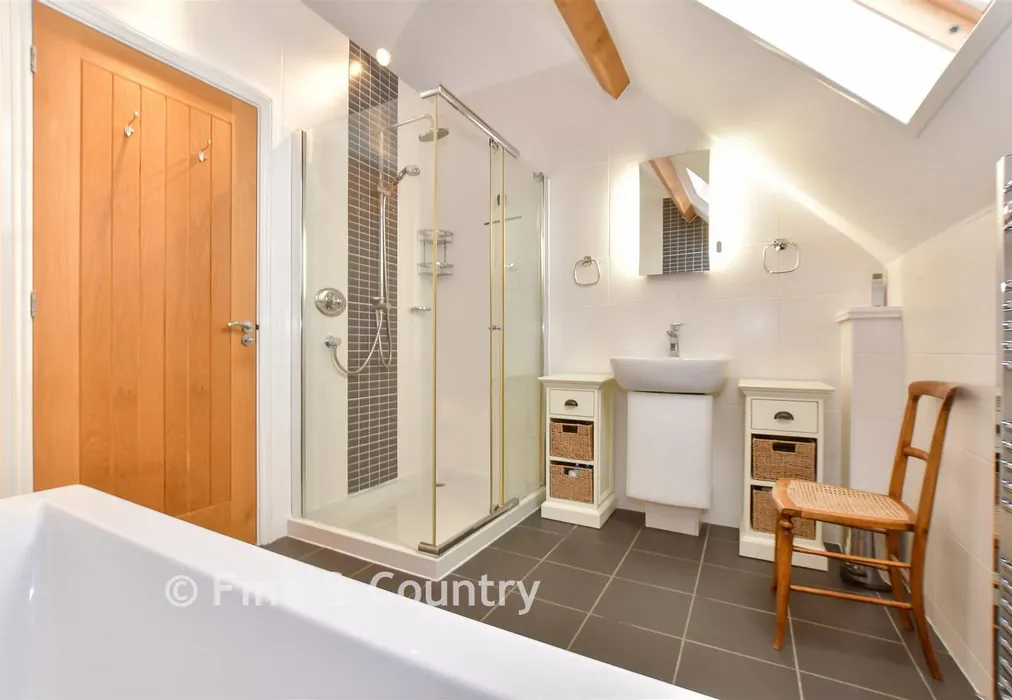 En-Suite Bathroom - Sandown Road, Bembridge, Isle of Wight - Wards of Kent