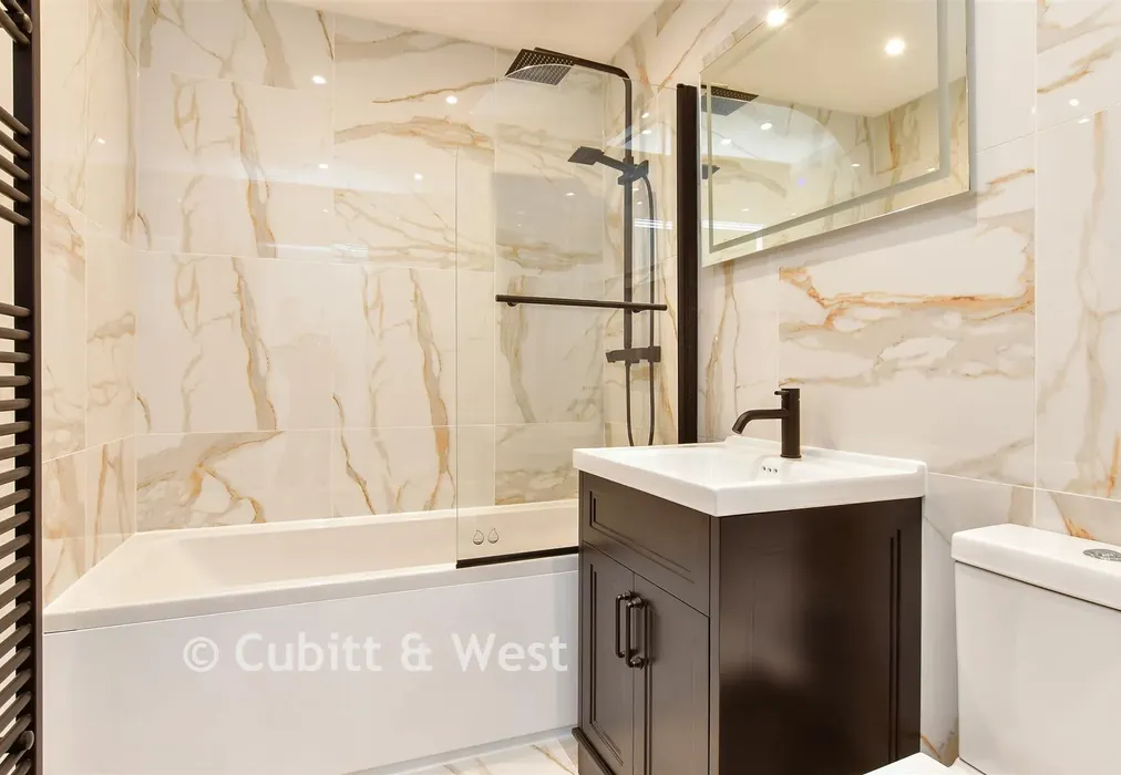 En-Suite Bathroom - The Ridgway, Woodingdean, Brighton, East Sussex - Wards of Kent