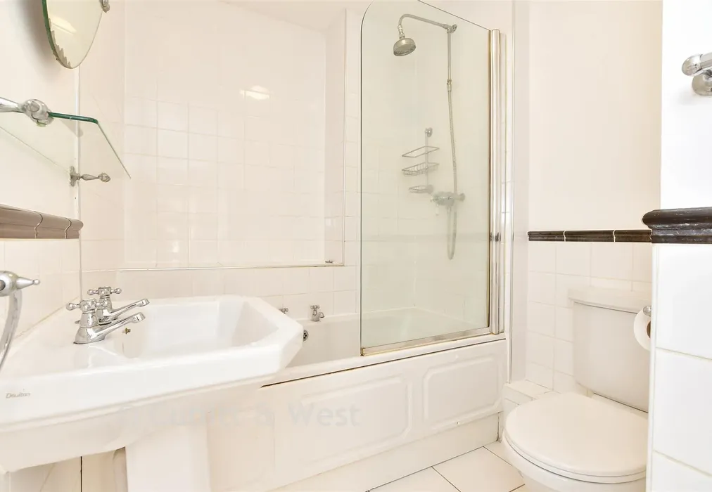 Bathroom - Granville Road, Hove, East Sussex - Wards of Kent