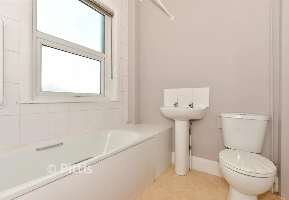Bathroom - West Hill Road, Ryde, Isle of Wight - Wards of Kent