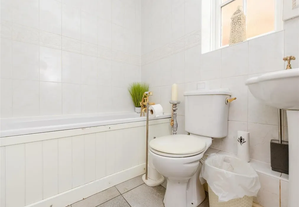 Bathroom - Darenth Park Avenue, Dartford, Kent - Wards of Kent