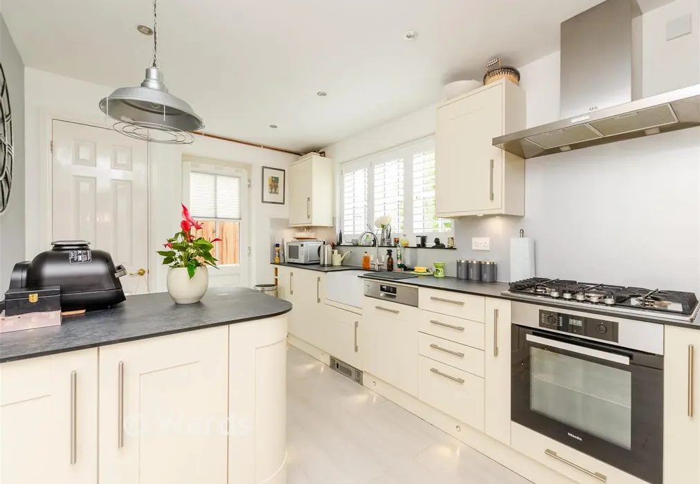 Kitchen - Darenth Park Avenue, Dartford, Kent - Wards of Kent