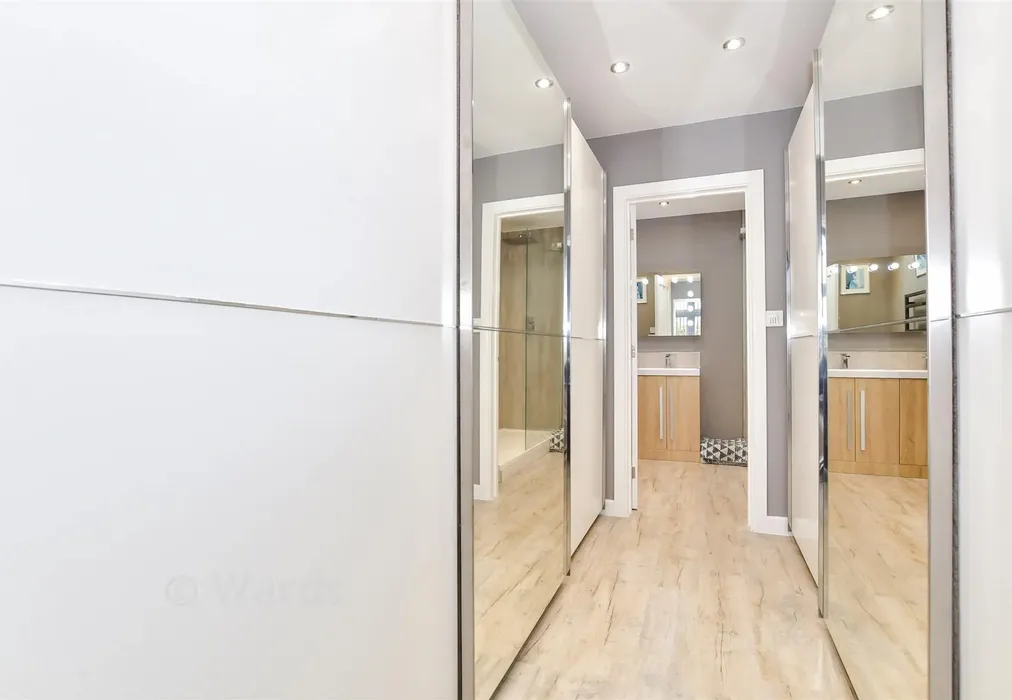 Dressing Room - Cooling Street, Cliffe, Rochester, Kent - Wards of Kent